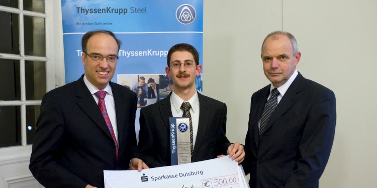 Prof. Dr. Peter Kajüter, Preisträger Julius Hannemann und Peter Urban, ThyssenKrupp Steel Europe (v.l.n.r.)<address>&copy; WWU - IUR</address>