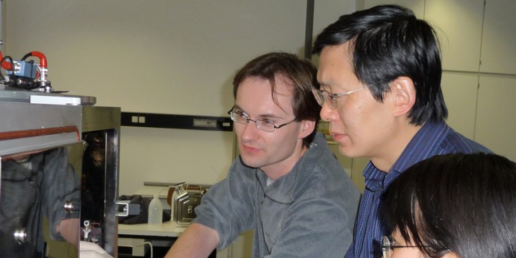 Dr. Yong Lei (Mitte) mit Doktorand Stefan Ostendorp und Dr. Jingjing Xu<address>&copy; WWU - Lei</address>
