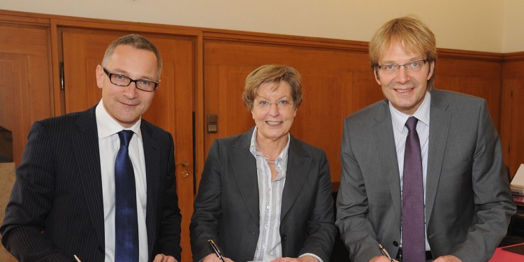 Dr. Raimund Vogl (ZIV), Rektorin Prof. Dr. Ursula Nelles und Michael Heinrichs (Geschäftsführer der Firma Bull) unterzeichneten den Vertrag für den neuen Supercomputer.<address>© WWU - Grewer</address>