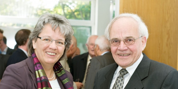 Prorektorin Dr. Marianne Ravenstein gratulierte Prof. Dr. Müller-Warmuth.<address>&copy; WWU - Klauser</address>