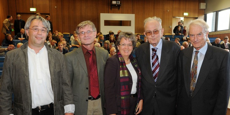 Prof. Dr. Matthias Löwe, Prof. Dr. Joachim Cuntz, Dr. Marianne Ravenstein, Prof. Dr. Hermann Wittig und Prof. Dr. Norbert Schmitz (von links nach rechts)<address>&copy; WWU - Grewer</address>