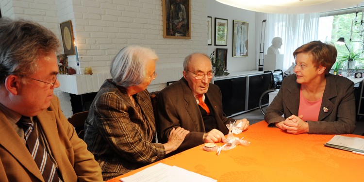 Rudolf Schöpper mit Ehefrau, Universitätsrektorin Prof. Dr. Urusla Nelles (rechts) und dem stellvertretenden Leiter der ULB, Dr. Klaus Hilgemann (links)<address>© WWU</address>