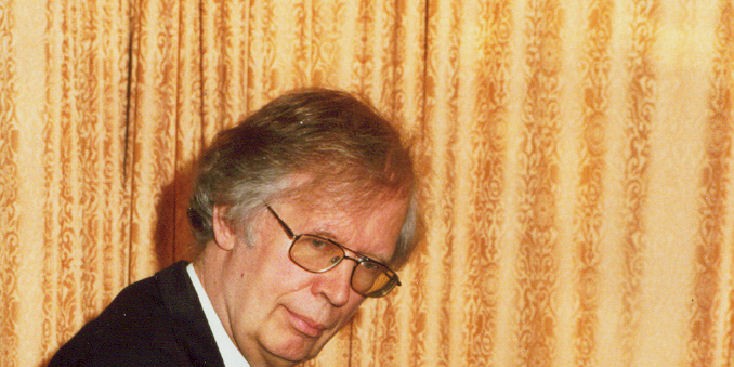 Prof. Dr. Joachim Dorfmüller am Flügel.<address>&copy; WWU</address>
