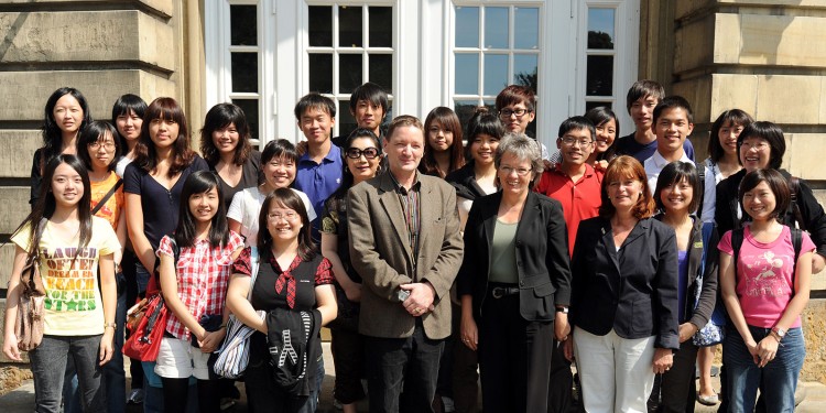 Prorektorin Dr. Marianne Ravenstein (1. Reihe, 4. v. r.) und Koordinatorin Renate Otte (1. Reihe, 3. v. r.) begrüßten 21 taiwanesische Studierende.<address>© WWU - Grewer</address>