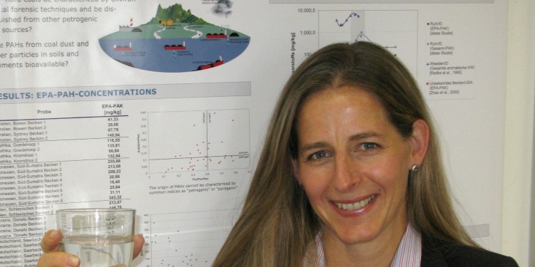 Ein Glas Wasser und eine Handvoll Erde symbolisieren die Arbeitsschwerpunkte von Prof. Dr. Christine Achten.<address>&copy; upm/Sauer</address>