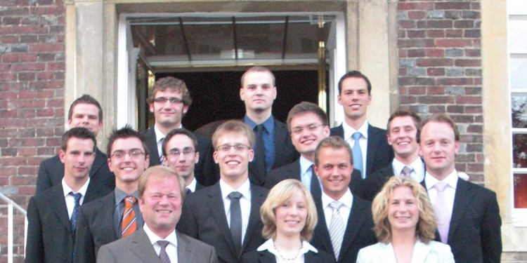 Prof. Wolfgang Berens (vorne links) und Alexandra Rohlman (vorne rechts) mit den Preisträgerinnen und Preisträgern<address>&copy; WiWi</address>