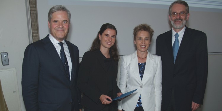 Verleihung des Promotionspreises mit Preissstifter Dr. Andreas Dombret, Preisträgerin Dr. Daniela Barth, Prof. Dr. Theresia Theurl und Dekan Prof. Dr. Stefan Klein (v.l.n.r.)<address>&copy; WiWi</address>