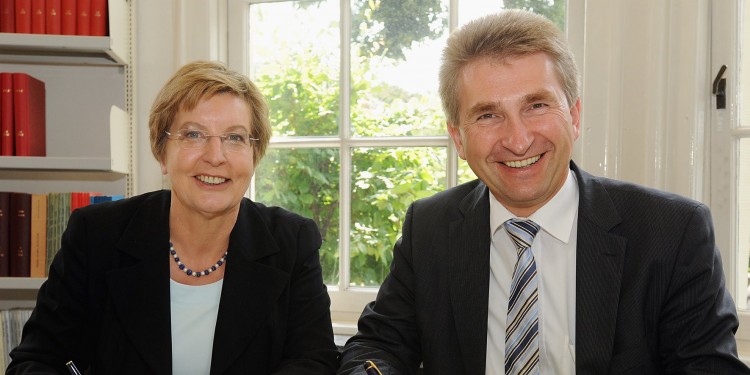 Unterzeichneten die Zielvereinbarung über kleine Fächer: Minister Pinkwart und Rektorin Nelles<address>© upm/Grewer</address>