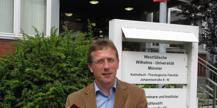 Das kirchliche Gesetzbuch stets griffbereit: Prof. Dr. Thomas Schüller<address>&copy; upm/Sauer</address>