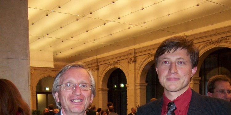 Dr. Robert Wolf (rechts) mit Prof. Dr. Werner Uhl bei der Feier zur Aufnahme in die Junge Akademie.<address>&copy; WWU - privat</address>