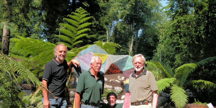Herbert Voigt, Gärtnermeister Manfred Voß, Reviergärtner Fritz Peters und Prof. Dr. Focke Albers (von links nach rechts) vor dem "Wunschtor" im neuen Farn-Tälchen.<address>&copy; WWU</address>