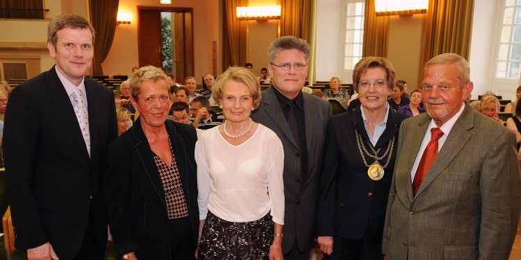 Kanzler Dr. Stefan Schwartze, Barbara Koob, Olgamaria Kollhosser, Joachim Sommer, Rektorin Prof. Dr. Ursula Nelles und Dieter Beckmann (v.l.n.r.<address>&copy; upm/Grewer</address>