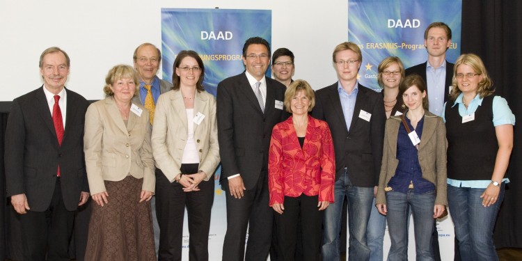 Auszeichnung von Nicolas Kipp (fünfter von rechts) beim DAAD in Bonn<address>&copy; DAAD/Schmitter</address>