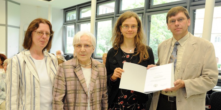 Preisträgerin Anne Kruse (2. von rechts) mit Dekan Prof. Dr. Alfons Fürst, Stifterin Prof. Maria Kassel und Prof. Dr. Marie-Theres Wacker (v.r.n.l.)<address>&copy; upm/Grewer</address>