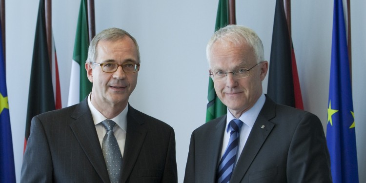 Prof. Dr. Harald Fuchs mit Ministerpräsident Jürgen Rüttgers bei der Verleihung der Verdienstorden.<address>&copy; Staatskanzlei NRW - Sondermann</address>