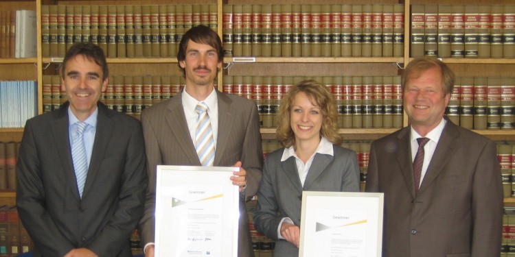 Preisverleihung mit Marcus Senghaas, Michael Goedde-Menke, Jennifer Marx und Prof. Dr. Wolfgang Berens (v.l.n.r.)<address>&copy; WiWi</address>