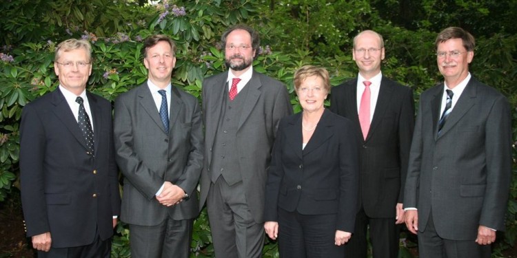 Dr. Lutz Aderhold, Dr. Richard Kreindler, Studiendekan Prof. Dr. Mark Deiters, Rektorin Prof. Dr. Ursula Nelles, Dr. Tido Park und Dr. Karlheinz Lenkaitis (v.l.n.r.)<address>&copy; FB 03</address>