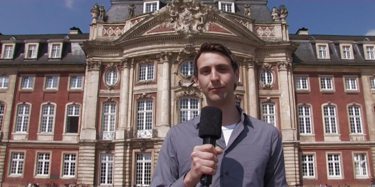 Stephan Musholt vor dem Schloss<address>&copy; WWU</address>