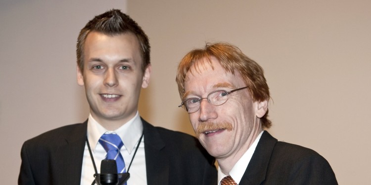 Jens Rehse (links), Leiter der Fachschaft Wirtschaftswissenschaften, überreicht den ersten Lehrpreis der Wirtschaftswissenschaftlichen Fakultät an Prof. Dr. Andreas Pfingsten<address>&copy; WiWi</address>