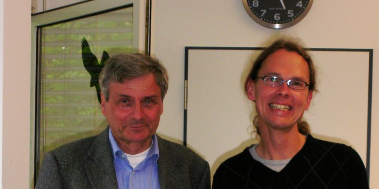 Dr. Manfred Freiburg (links) und Prof. Dr. Joachim Kurtz freuen sich über Ehrenpreis und Goldenen Hans.<address>&copy; WWU - FS Biologie</address>