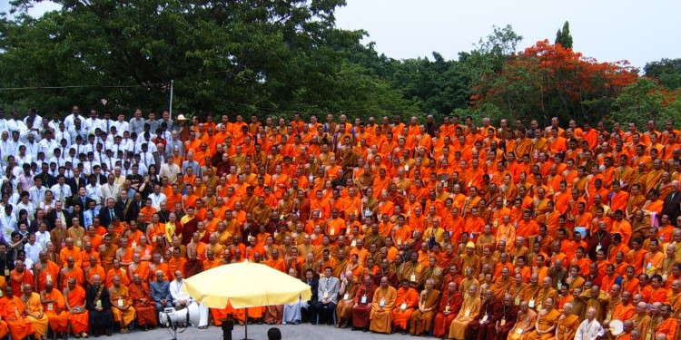 Aufstellen zum Gruppenfoto - Teilnehmer der Konferenz zum Vesak-Fest in Bangkok.<address>&copy; WWU - privat</address>