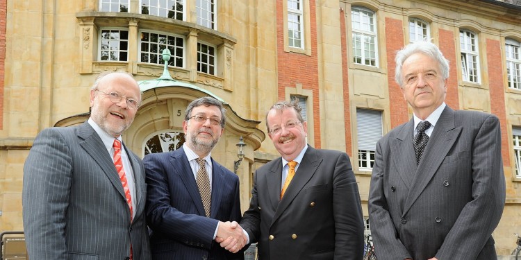 Gratulation für Humbold-Preisträger Prof. Massimo La Torre (2.v.l.)<address>&copy; upm/Grewer</address>