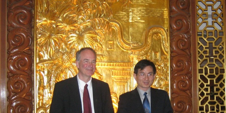 Prof. Dr. Bernd Holznagel (WWU) und Yu Xiaohui, Direktor des Institute of Economy and Policy, bei der Vertragsunterzeichnung in Peking<address>&copy; Privat</address>