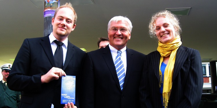 Außenminister Frank-Walter Steinmeier (Mitte) mit MUIMUN-Vertreter Anna-Lena Krampe (rechts) und Julian Schibberges (links)<address>&copy; MUIMUN</address>
