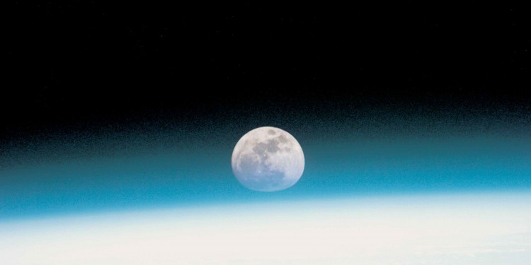 Der Mond im &quot;Dunstkreis&quot; der Erdatmosphäre<address>© DLR</address>