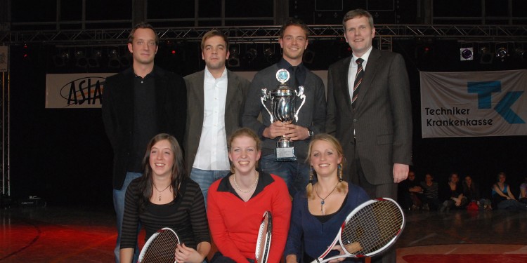 Das Tennis-Team um Trainer Christoph Ambrozy (2. Reihe, 2. v. r.) wurde mit dem Ehrenpreis des Rektorats ausgezeichnet.<address>&copy; upm/Grewer</address>