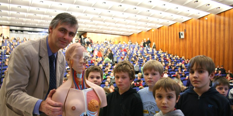 Prof. Dr. Jörg Haier erklärte den Kindern, wie es im Inneren des Körpers aussieht.<address>© jri</address>