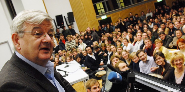 Joschka Fischer sprach vor rund 1000 Zuhörern im Fürstenberghaus der WWU Münster.<address>&copy; upm/Grewer</address>