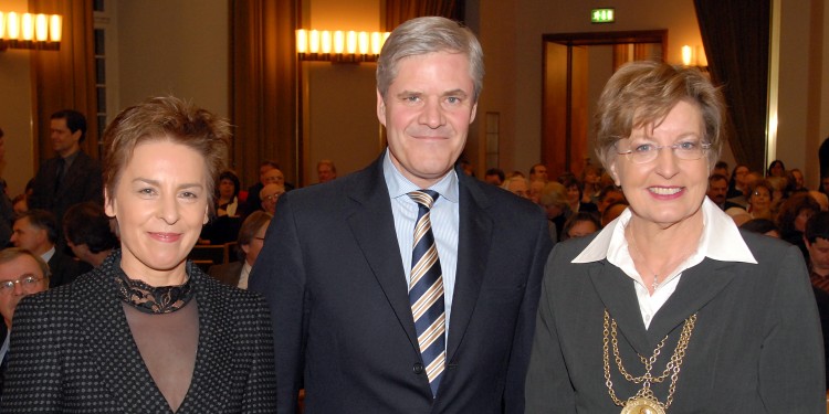 Dr. Andreas R. Dombret (Mitte) erhielt die Universitätsmedaille von Rektorin Prof. Dr. Ursula Nelles (rechts) und Prodekanin Prof. Dr. Theresia Theurl (links)