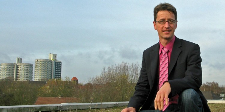 Prof. Dr. Tillmann K. Buttschardt auf dem begrünten Dach des Instituts für Landschaftsökologie<address>&copy; WWU - Sauer</address>