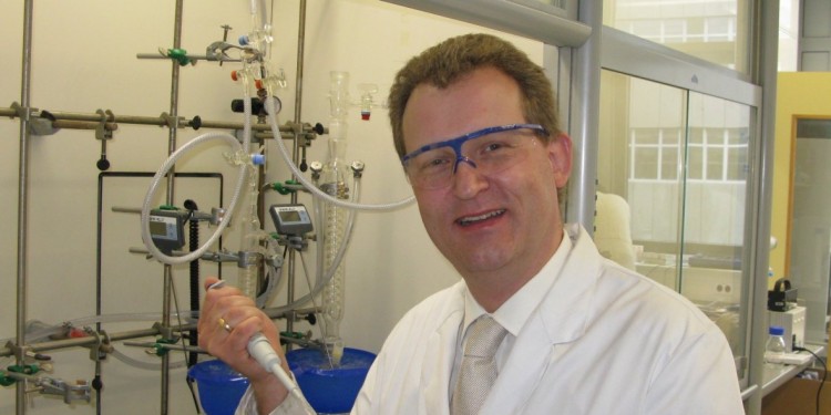 Nie ohne Schutzbrille im Labor: Chemiker Prof. Dr. Jens Müller<address>&copy; WWU - Sauer</address>