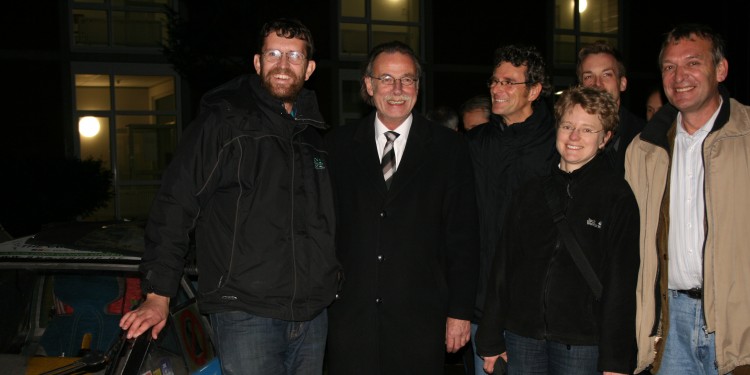 Prorektor Prof. Schmitz (2.v.l.) begrüßte Louis Palmer (l.) am Stein-Haus.<address>&copy; upm</address>