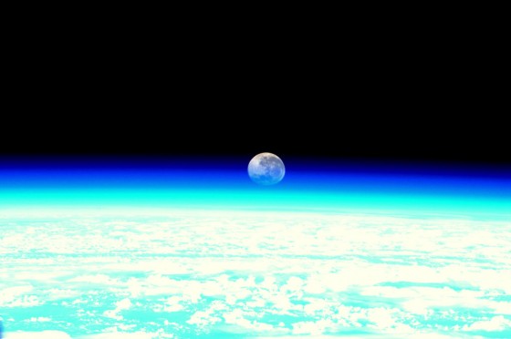 Erde (vorn) und Mond von der Raumstation ISS aus betrachtet.<address>© ESA/NASA</address>