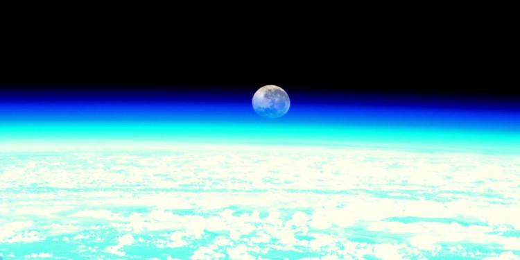 Erde (vorn) und Mond von der Raumstation ISS aus betrachtet.<address>&copy; ESA/NASA</address>