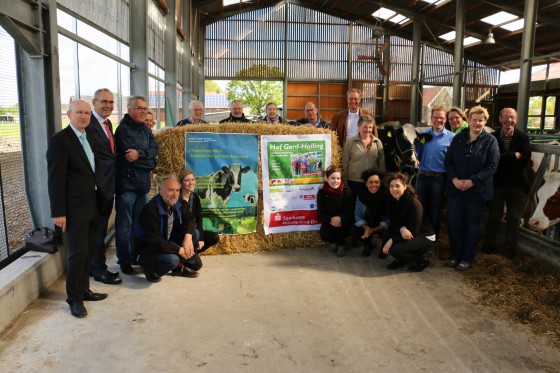 Der Hofbesitzer Christoph Gerd-Holling (4.v.r.) und Vertreter der Westfälischen Wilhelms-Universität Münster, der Gemeinde Everswinkel, des Deutschen Milchkontors und der Sparkasse Münsterland Ost freuen sich auf Besuch am 14. Juni.<address>&copy; WWU/AFO</address>