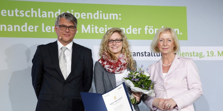ProTalent-Stipendiatin Nadine Nösler (Mitte) nahm stellvertretend für ihre Projekt-Mitbegründer den Preis von Bundesbildungsministerin Prof. Dr. Johanna Wanka und vom stellvertretenden Generalsekretär des Stifterverbandes, Dr. Volker Meyer-Guckel, entgegen.<address>&copy; Thomas Koehler/photothek</address>
