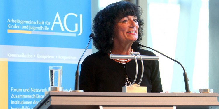 Prof. Dr. Karin Böllert ist erneut zur Vorsitzenden der Arbeitsgemeinschaft für Kinder- und Jugendhilfe gewählt worden.<address>&copy; bildschön</address>