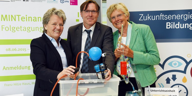 Prorektorin Dr. Marianne Ravenstein, Johannes Schlarb ("Deutsche Telekom Stiftung") und Prof. Dr. Kornelia Möller beim Auftakt der Tagung (v. l.)<address>&copy; WWU / Peter Grewer</address>