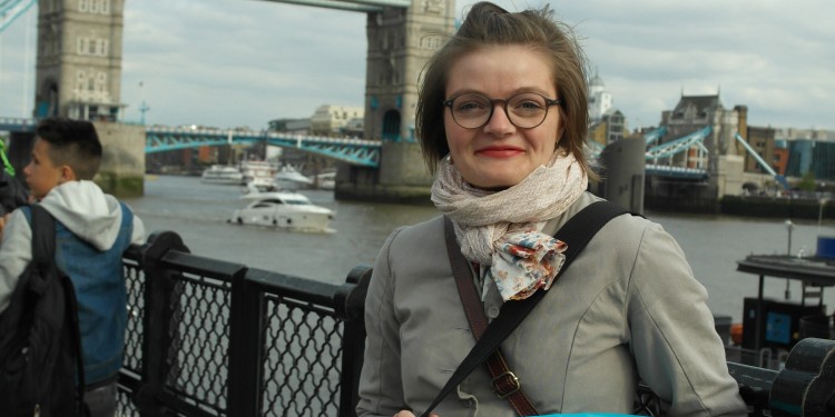 Friederike Scholten vom Institut für Wirtschafts- und Sozialgeschichte macht es auf ihrem Trip nach London vor.<address>&copy; Privat</address>