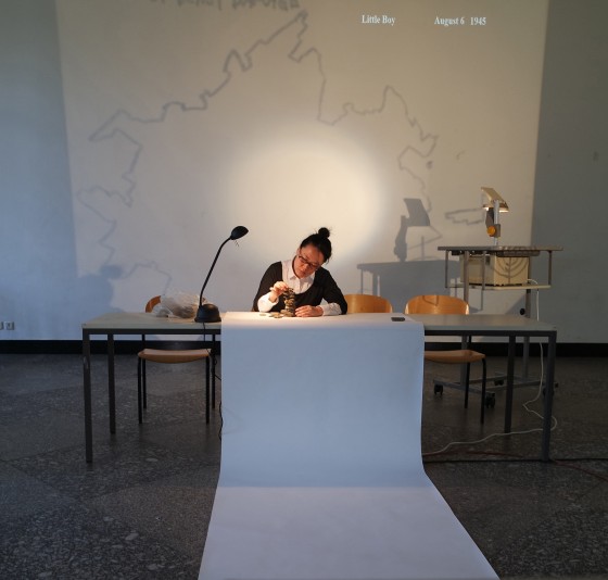 Die Künstlerin Satomi Edo gedenkt mit ihrer Performance der Toten von Hiroshima.<address>&copy; WWU/Eckhard Kluth</address>