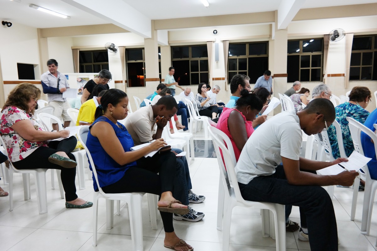 Gläubige füllen Fragebogen aus beim extra von der Gemeinde veranstalteten Infoabend zum Fragebogen - Brasilien.© WWU - privat