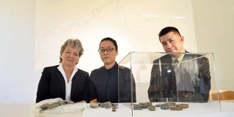 Bei der Kunst-Performance "Recognition of History" (v.l.): Prorektorin Dr. Marianne Ravenstein, Künstlerin Satomi Edo (Kunstakademie Münster) und Dr. Norifumi Miyokawa, (Hiroshima University)<address>&copy; WWU - Peter Grewer</address>