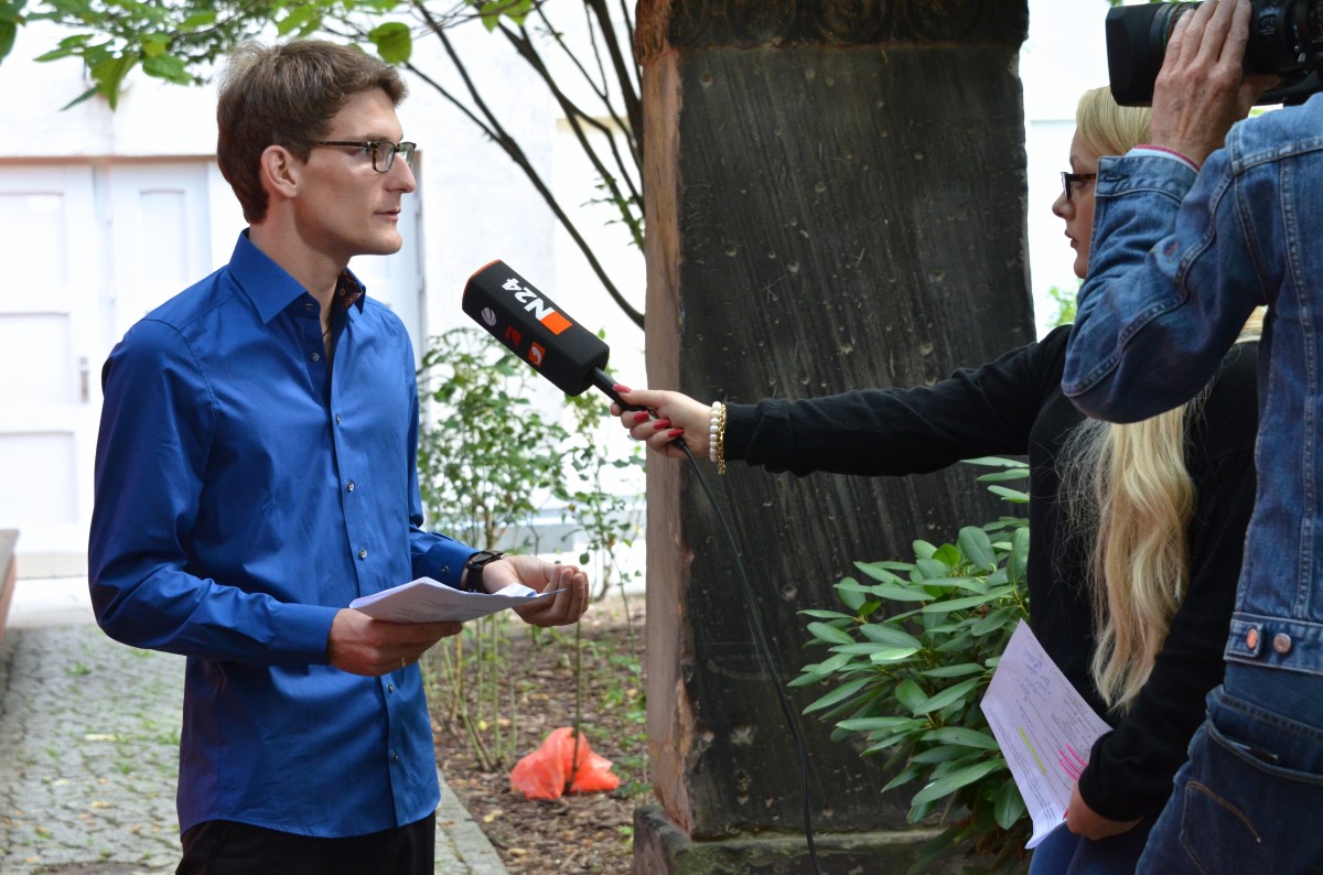 WWU-Student Tobias Roth im Interview mit Pressevertretern in Berlin. © Valeria Geritzen