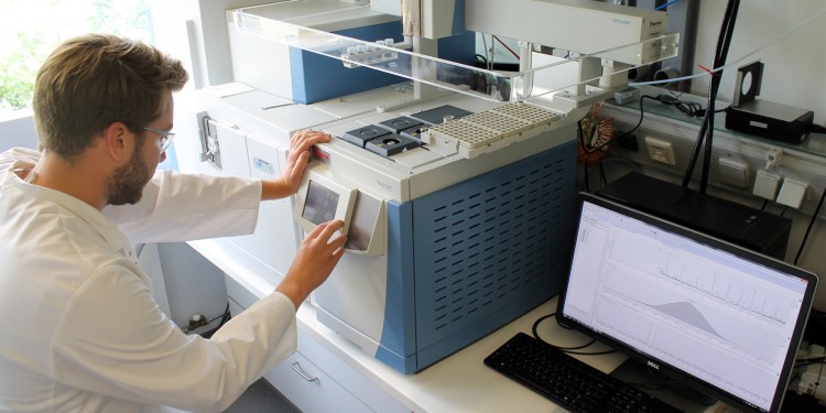 Masterstudent Yannick Stenzel nimmt erste Messungen mit dem neuen Gerät vor.<address>© WWU/MEET</address>
