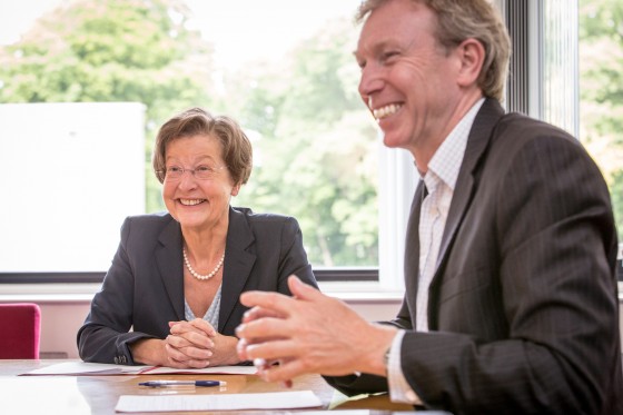 Ursula Nelles and Victor van der Chijs sprachen über die langjährige Kooperation der Universitäten Münster und Twente.<address>© Rikkert Harink</address>
