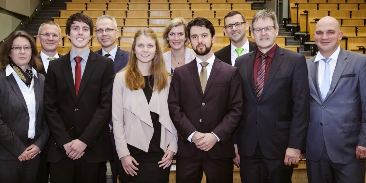 V. l.: Ulrike Lüneburg (Siegwerk), Prof. Jens Leker (Wirtschaftschemie), Wilke de Vries, Prof. Andreas Heuer (Dekan), Rebekka Tien, Silke Grosse-Hornke, Max Flößer, Prof. Hans-Ulrich Humpf (Lebensmittelchemie), Dr. Andreas Finger (WESSLING), Florian Wessling<address>© WWU/Peter Dziemba</address>